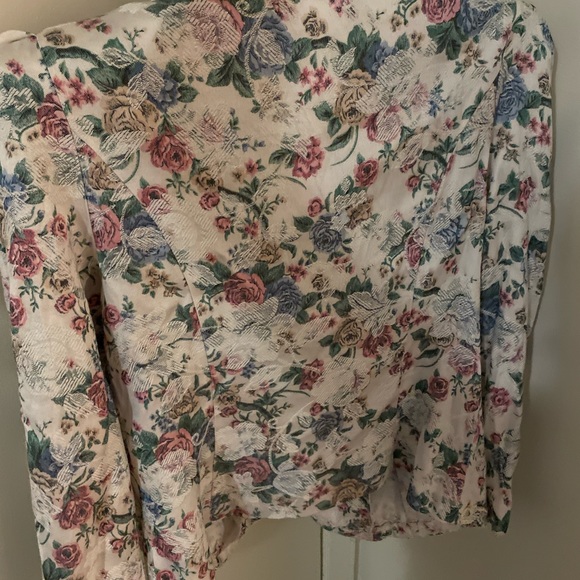 Flower blazer that buttons Size 14 has shoulder pads - Picture 3 of 4